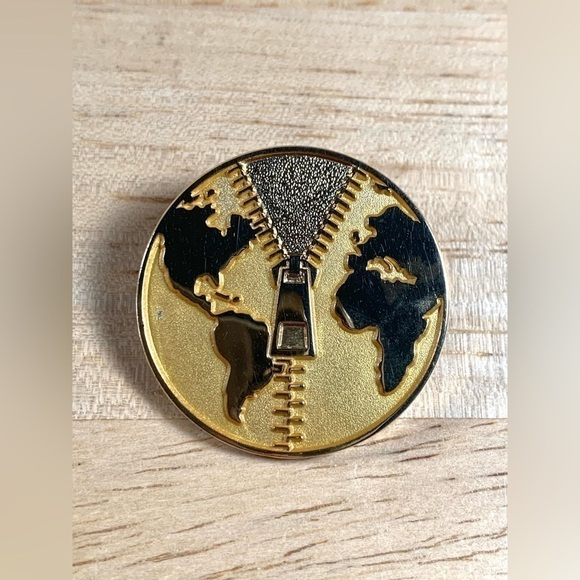 WORLD Map-Zipper Pin - Picture 1 of 4